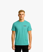 Vue de face d’un homme portant un t-shirt classique jade Salut Fred avec broderie « Thérap(e)ute À votre service » sur la poitrine gauche