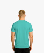 Vue de dos d’un homme portant un t-shirt classique jade Salut Fred