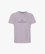 Vue de face du t-shirt classique lilas « Zizi l’Impératrice » avec texte imprimé noir centré sur la poitrine et logo Salut Fred sur la manche gauche.