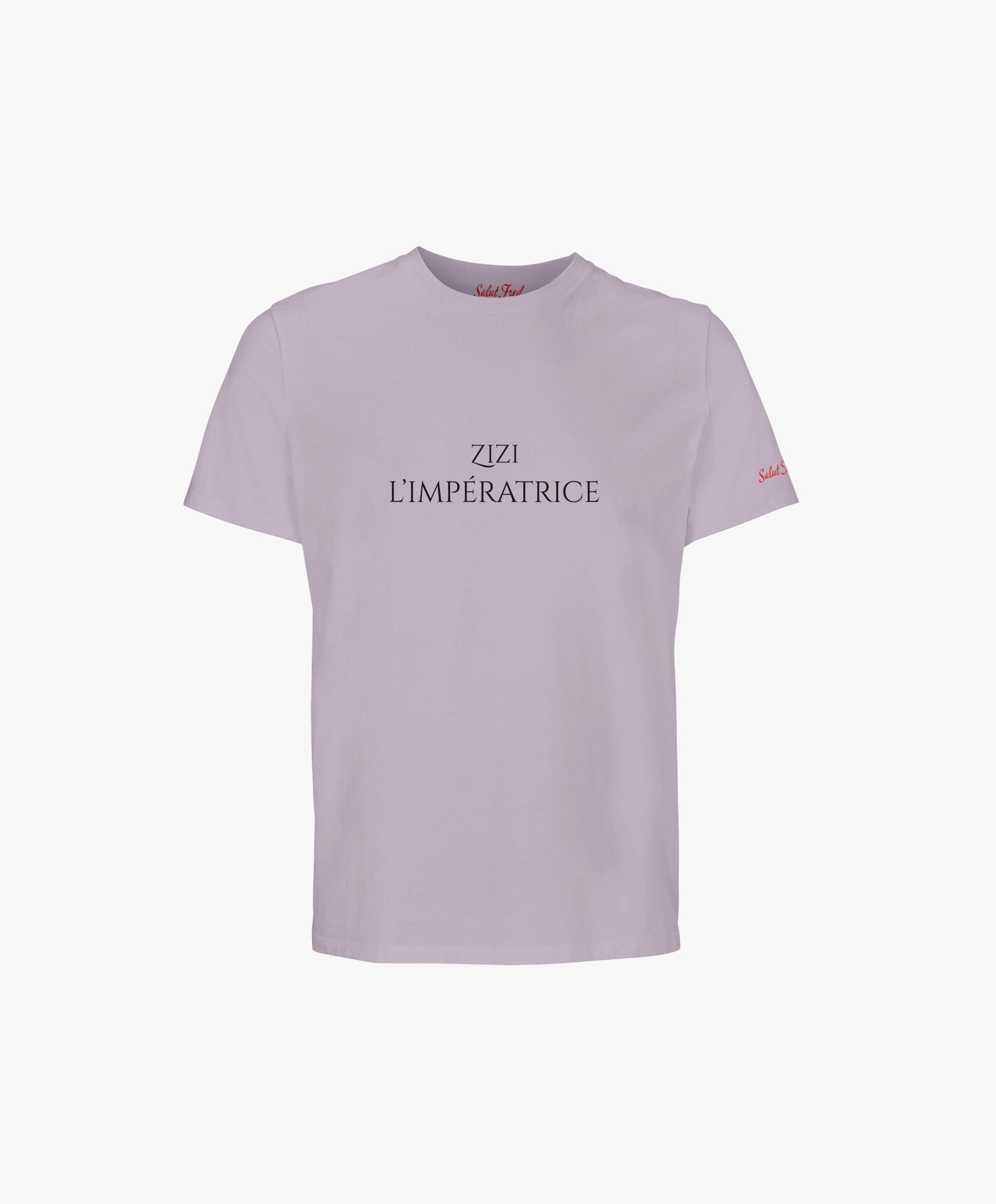 Vue de face du t-shirt classique lilas « Zizi l’Impératrice » avec texte imprimé noir centré sur la poitrine et logo Salut Fred sur la manche gauche.