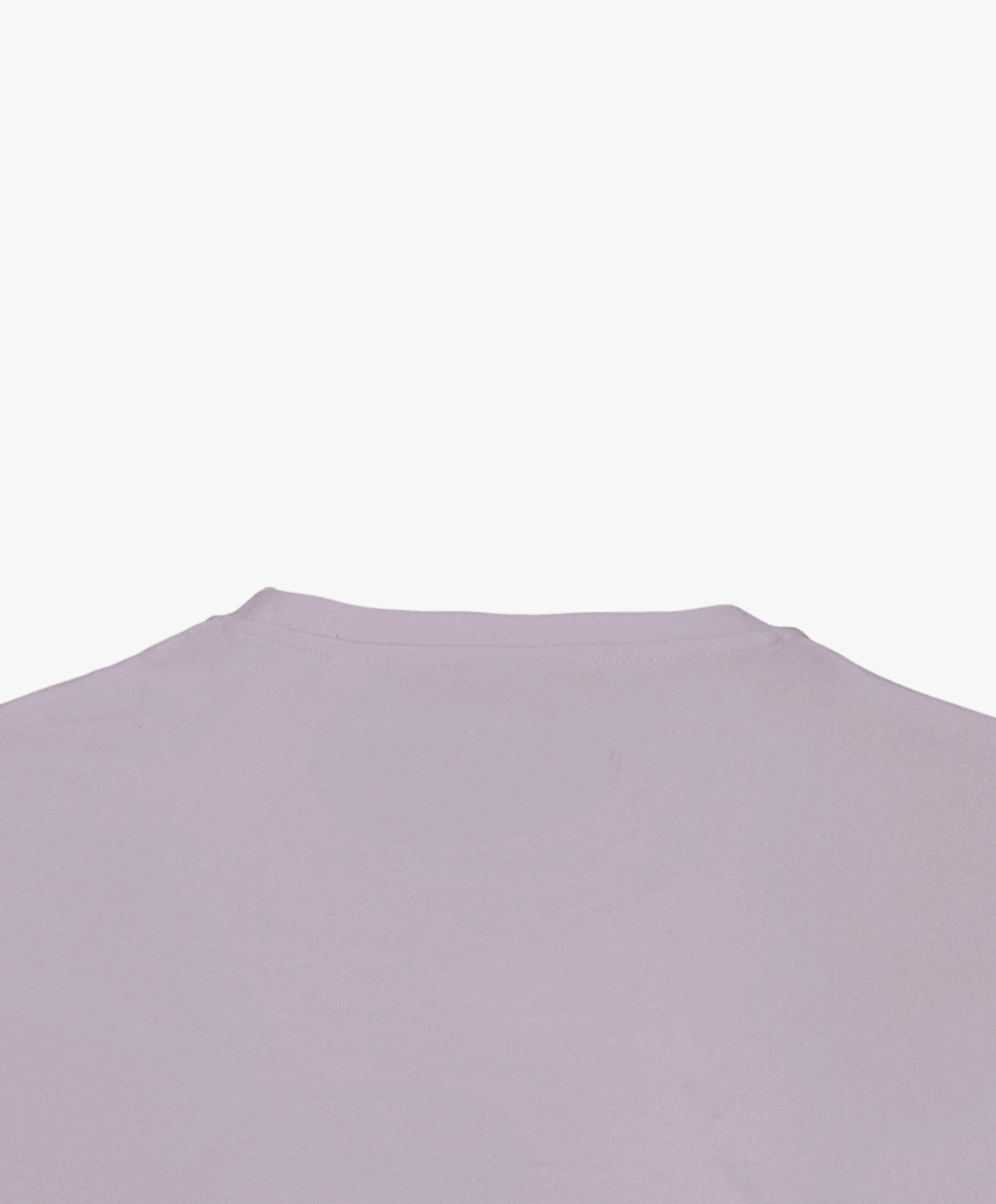 Vue extérieure du col du t-shirt classique lilas à finition propre et coupe classique.