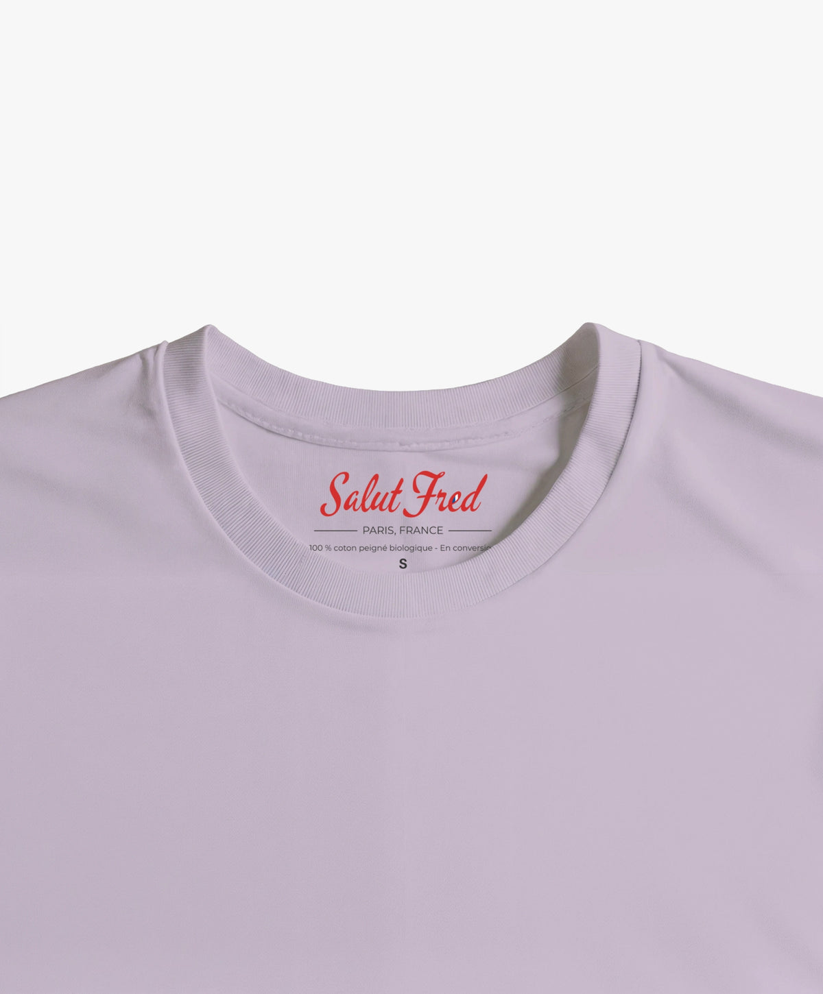 Vue intérieure du col du t-shirt classique lilas avec marquage Salut Fred imprimé en rouge.