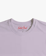 Vue intérieure du col du t-shirt classique lilas avec marquage Salut Fred imprimé en rouge.