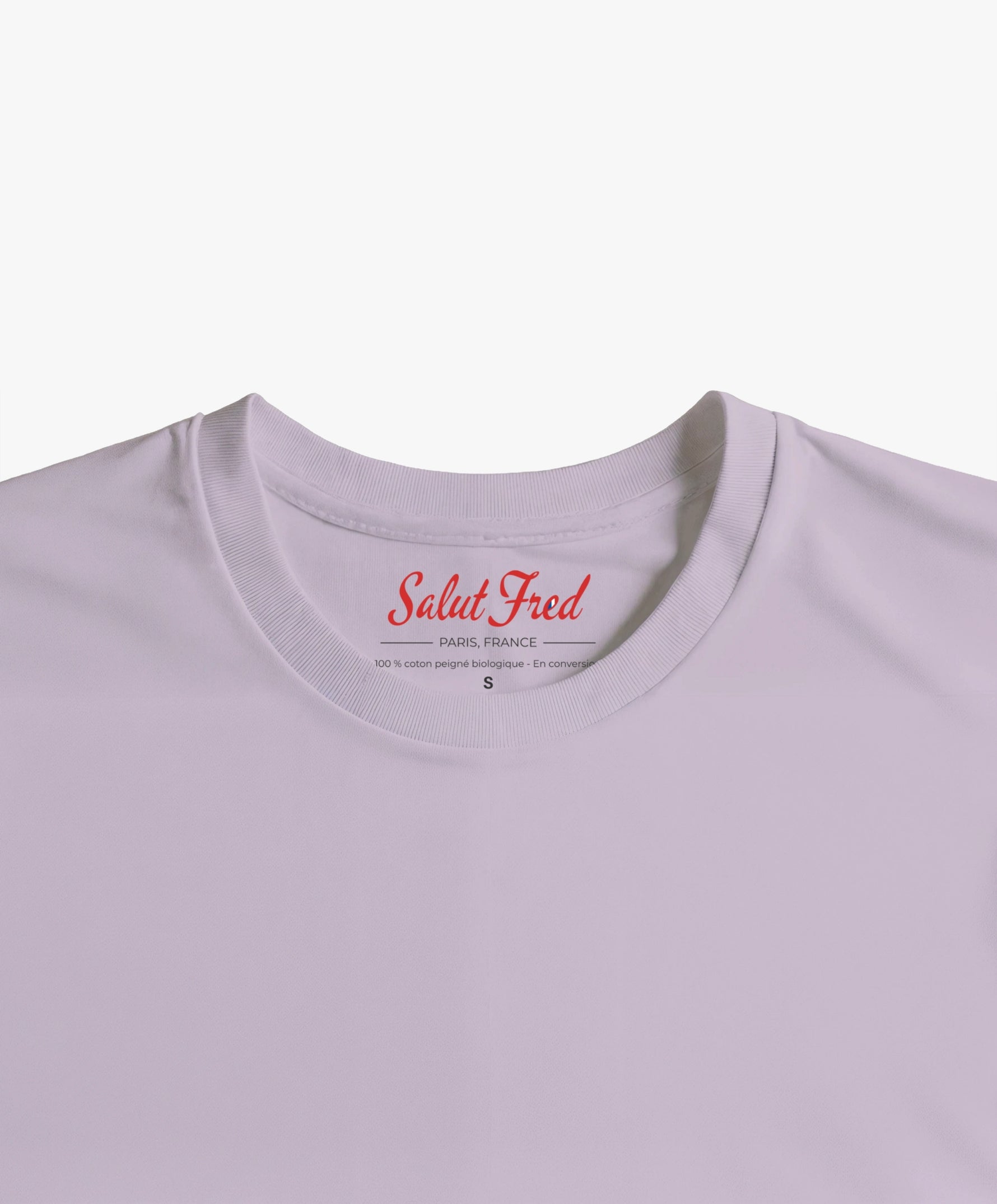 Vue intérieure du col du t-shirt classique lilas avec marquage Salut Fred imprimé en rouge.