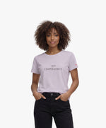 Vue de face d’une femme portant le t-shirt classique lilas « Zizi l’Impératrice » avec texte imprimé noir centré sur la poitrine et logo Salut Fred sur la manche gauche.