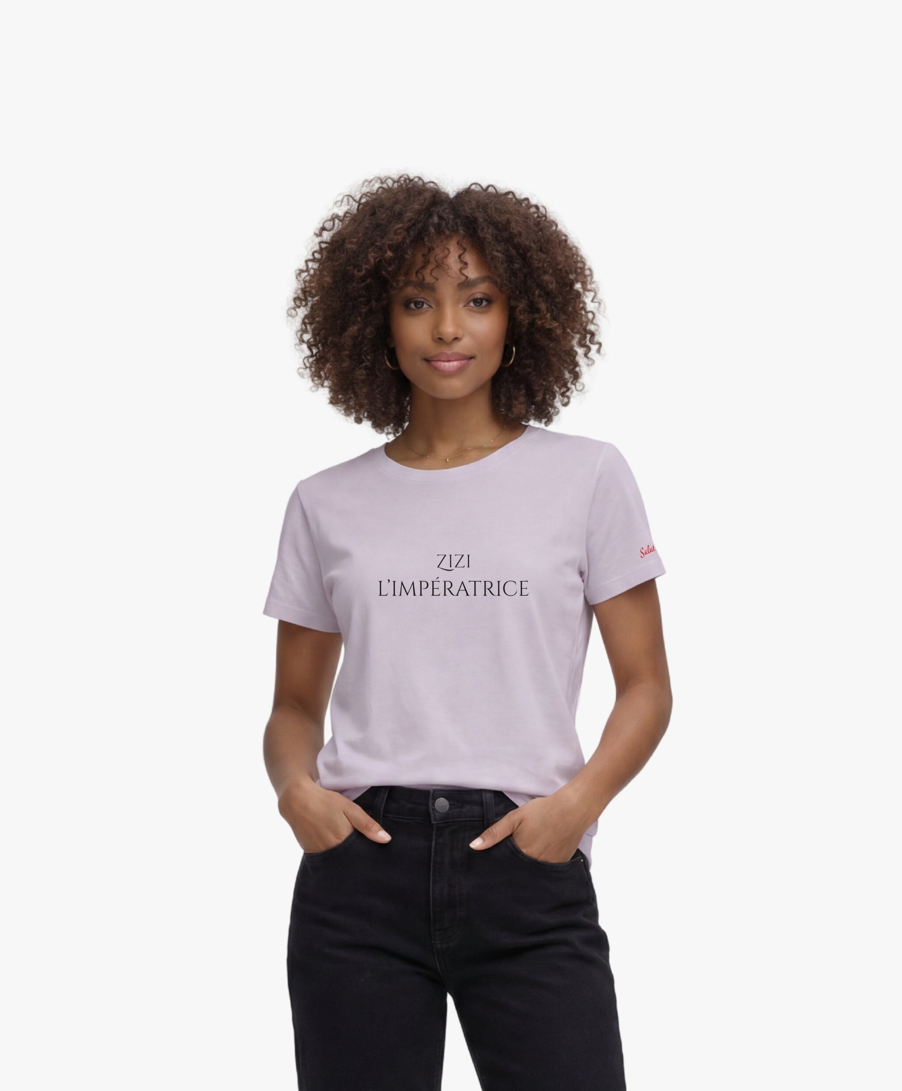 Vue de face d’une femme portant le t-shirt classique lilas « Zizi l’Impératrice » avec texte imprimé noir centré sur la poitrine et logo Salut Fred sur la manche gauche.