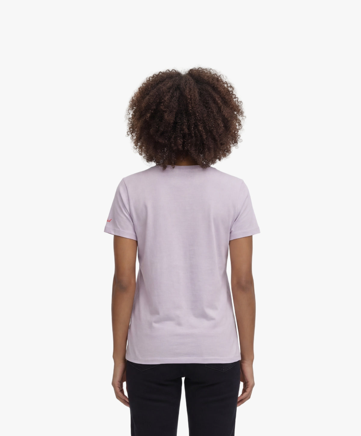 Vue de dos d’une femme portant le t-shirt classique lilas « Zizi l’Impératrice » uni au dos avec logo Salut Fred sur la manche gauche.