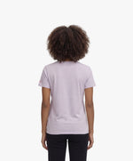 Vue de dos d’une femme portant le t-shirt classique lilas « Zizi l’Impératrice » uni au dos avec logo Salut Fred sur la manche gauche.