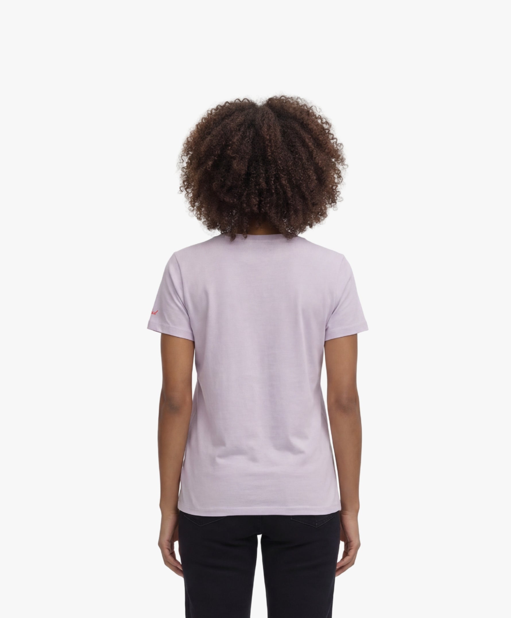 Vue de dos d’une femme portant le t-shirt classique lilas « Zizi l’Impératrice » uni au dos avec logo Salut Fred sur la manche gauche.
