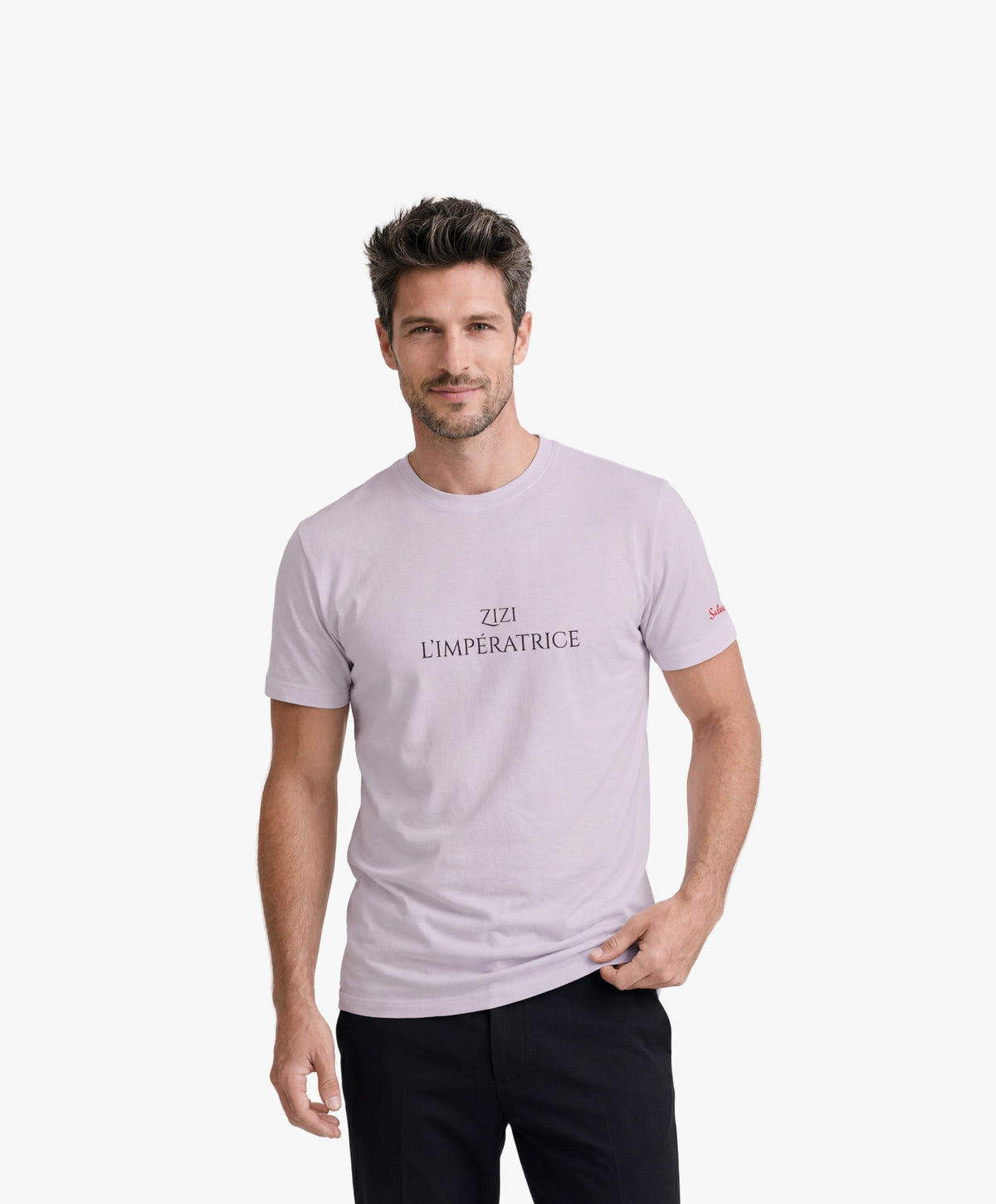 Vue de face d’un homme portant le t-shirt classique lilas « Zizi l’Impératrice » avec texte imprimé noir centré sur la poitrine et logo Salut Fred sur la manche gauche.