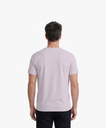 Vue de dos d’un homme portant le t-shirt classique lilas « Zizi l’Impératrice » uni au dos avec logo Salut Fred sur la manche gauche.