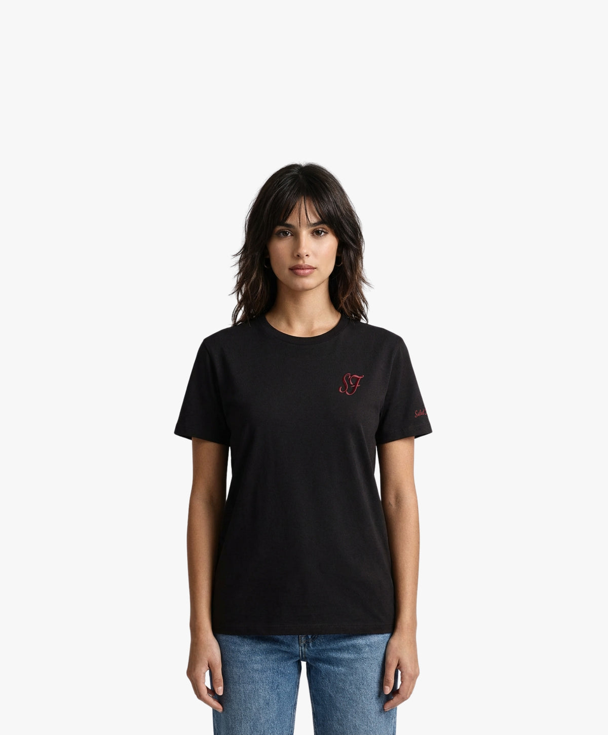 Vue de face d’une femme portant un t-shirt classique noir Salut Fred avec monogramme SF brodé sur la poitrine gauche