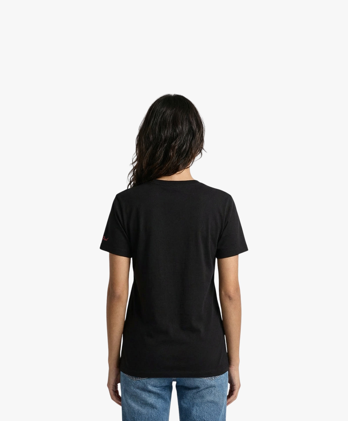 Vue de dos d’une femme portant un t-shirt classique noir Salut Fred