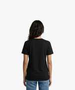 Vue de dos d’une femme portant un t-shirt classique noir Salut Fred