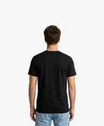Vue de dos d’un homme portant un t-shirt classique noir Salut Fred
