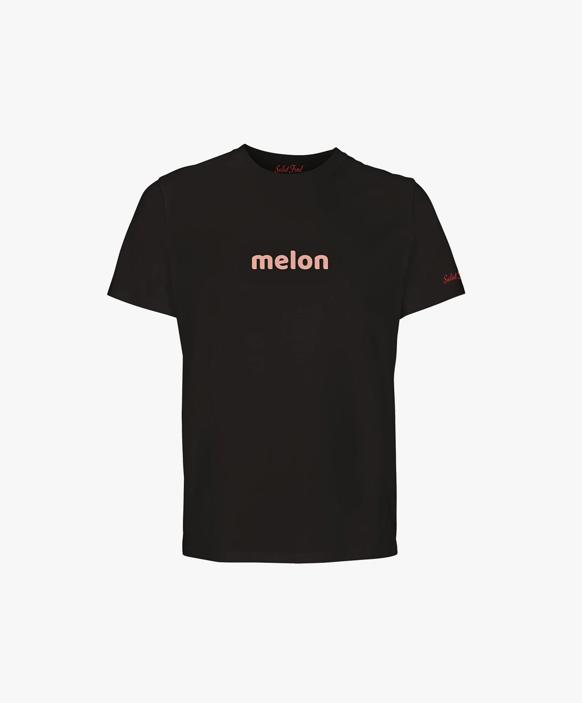 Vue de face du t-shirt classique noir Salut Fred avec melon imprimé au centre de la poitrine dans une teinte melon pastel saumonée et Salut Fred imprimé sur la manche gauche