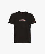 Vue de face du t-shirt classique noir Salut Fred avec melon imprimé au centre de la poitrine dans une teinte melon pastel saumonée et Salut Fred imprimé sur la manche gauche