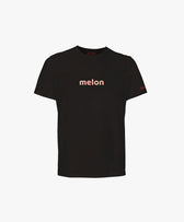 Vue de face du t-shirt classique noir Salut Fred avec melon imprimé au centre de la poitrine dans une teinte melon pastel saumonée et Salut Fred imprimé sur la manche gauche