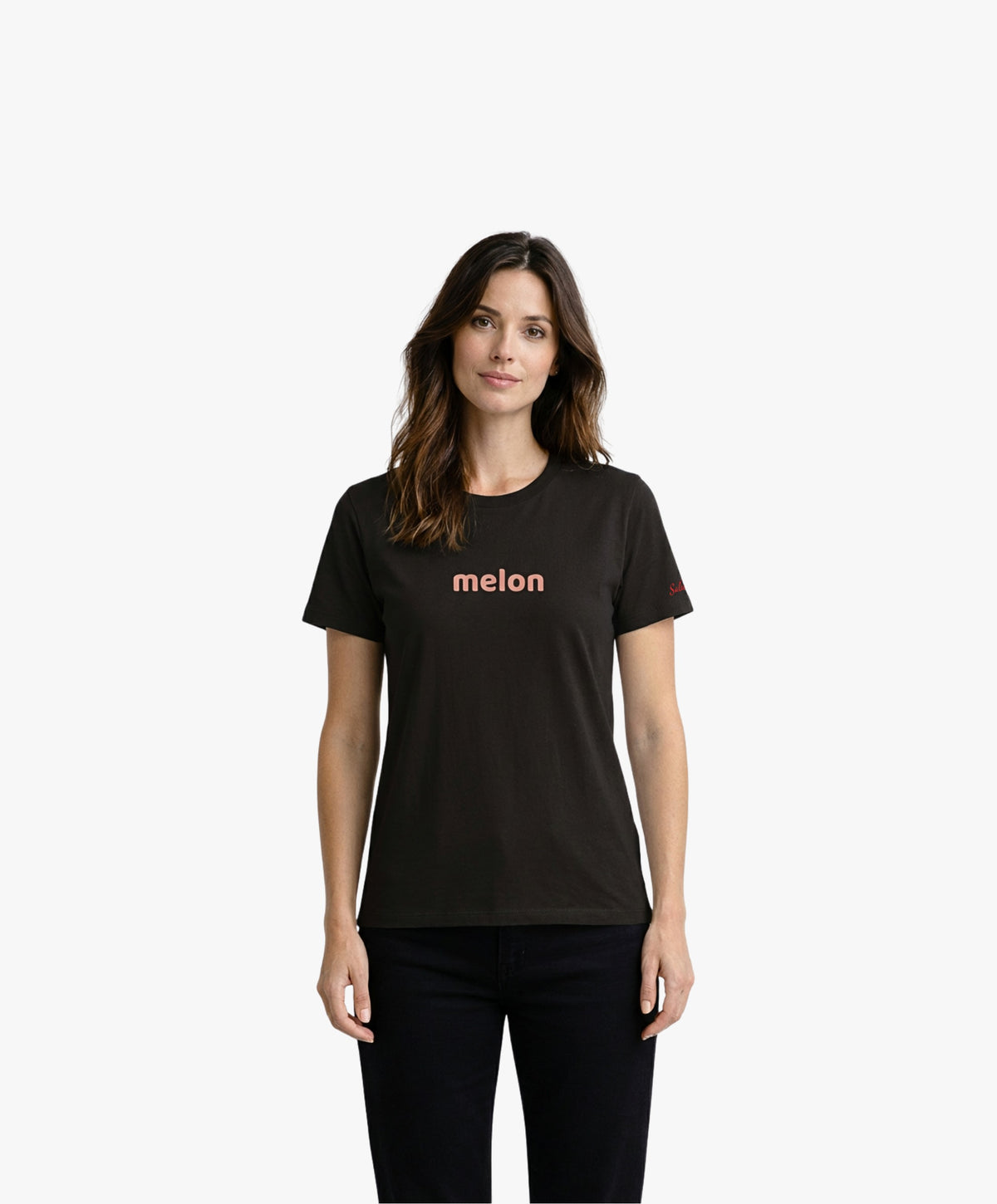 Vue de face d’une femme portant un t-shirt classique noir Salut Fred avec melon imprimé au centre de la poitrine