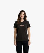 Vue de face d’une femme portant un t-shirt classique noir Salut Fred avec melon imprimé au centre de la poitrine