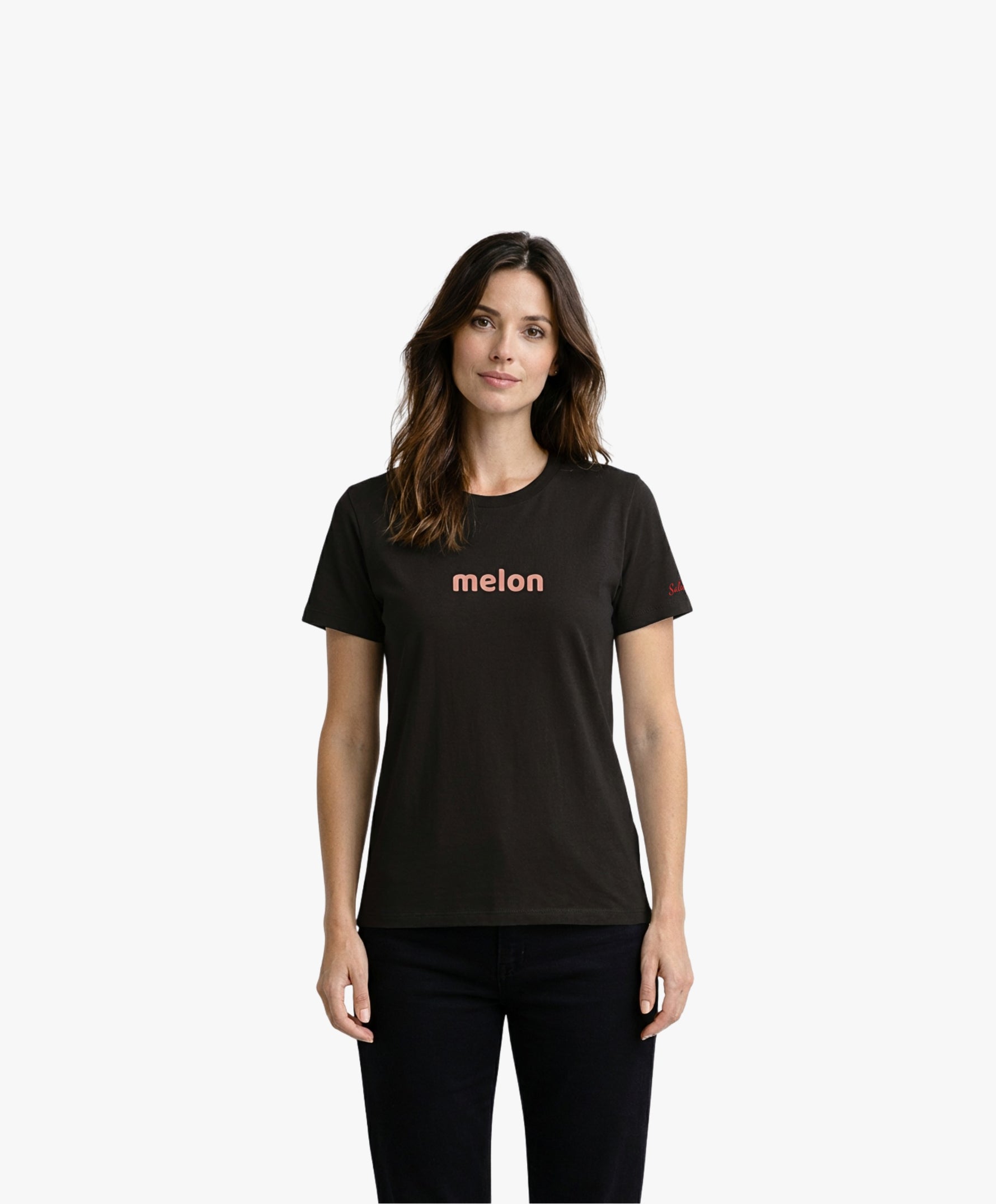 Vue de face d’une femme portant un t-shirt classique noir Salut Fred avec melon imprimé au centre de la poitrine
