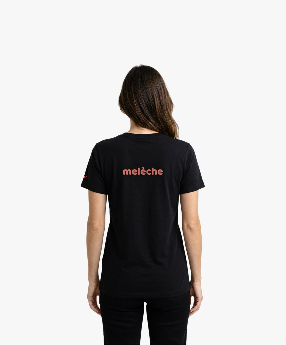 Vue de dos d’une femme portant un t-shirt classique noir Salut Fred avec melèche imprimé au centre du dos