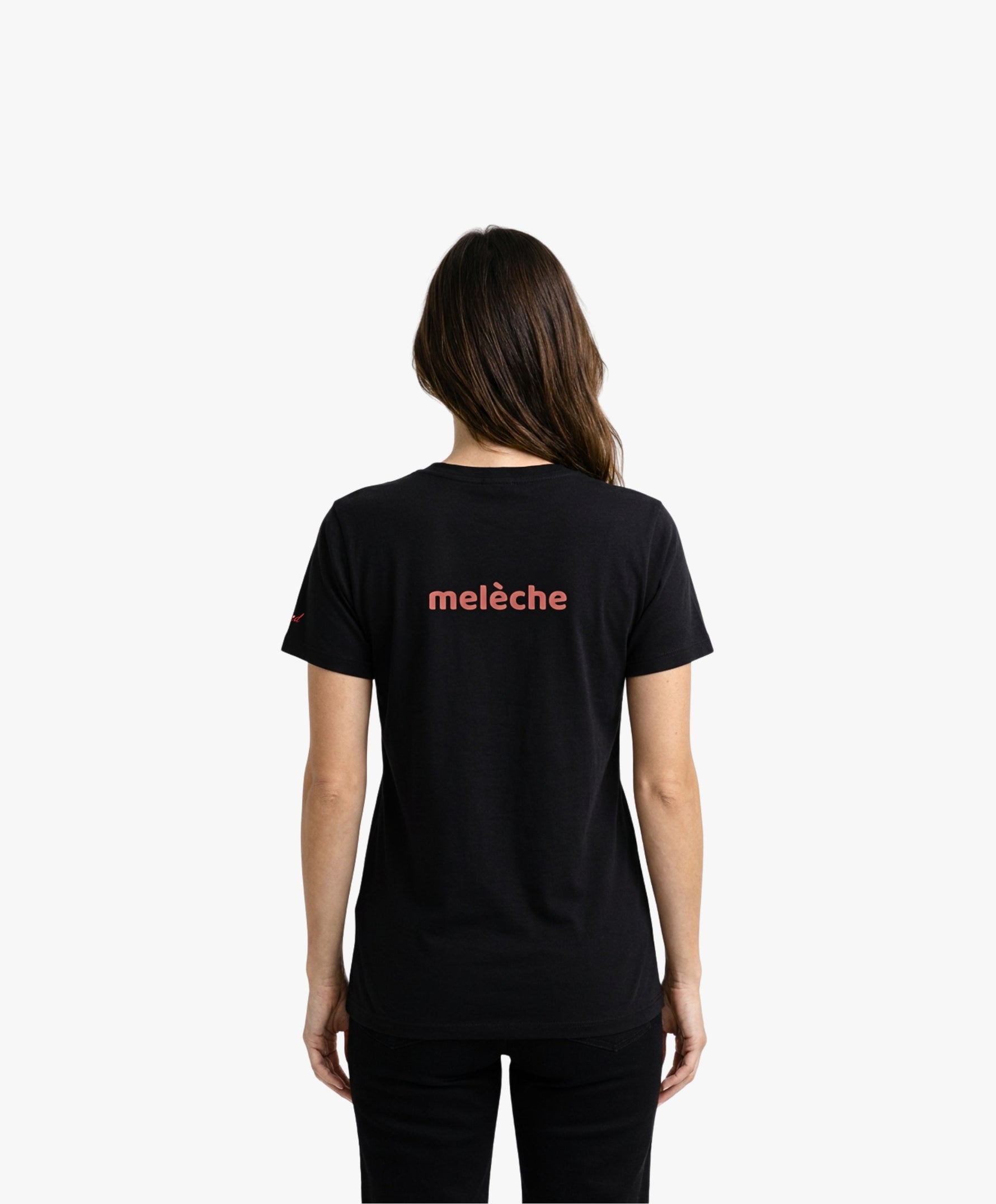 Vue de dos d’une femme portant un t-shirt classique noir Salut Fred avec melèche imprimé au centre du dos