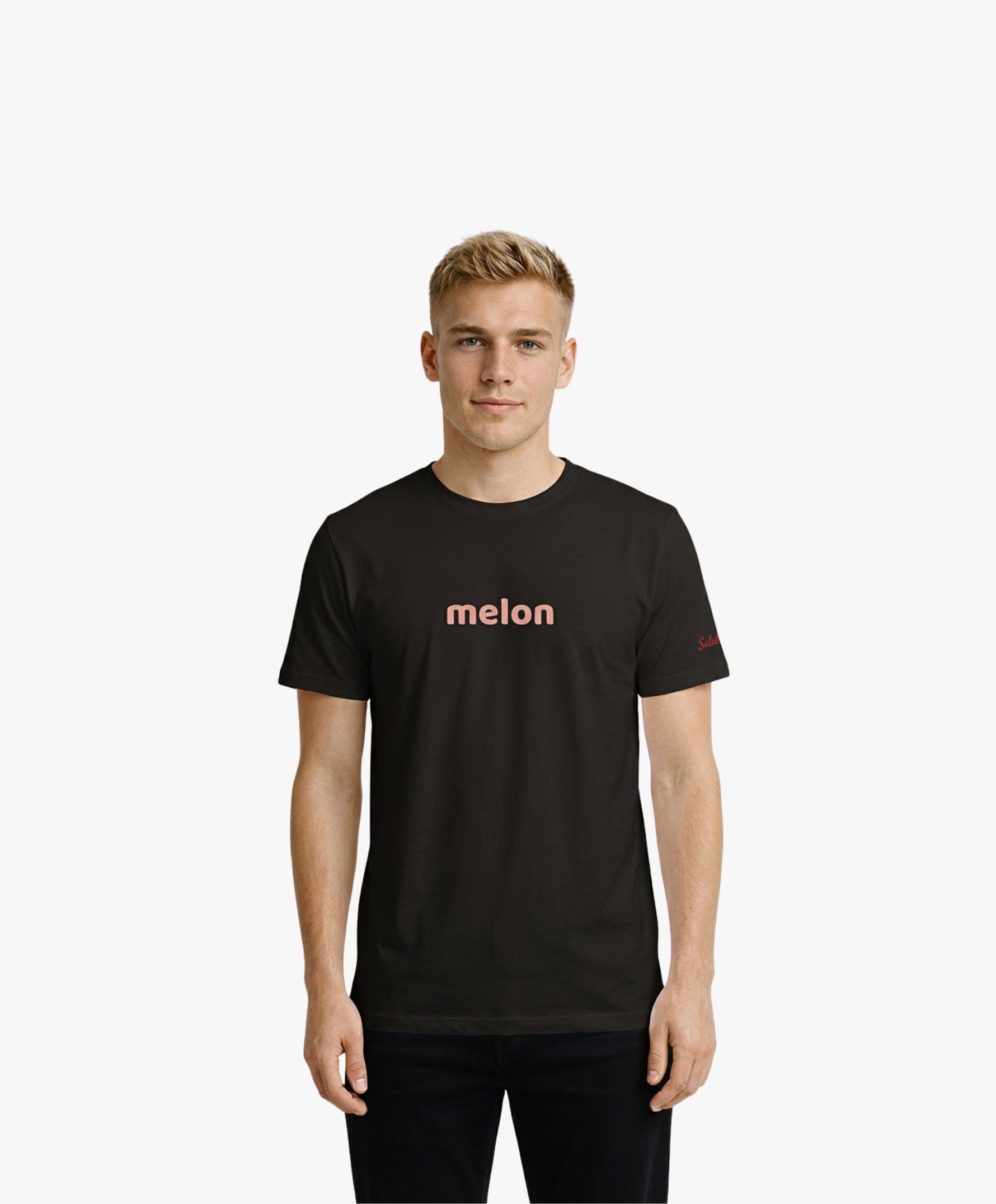 Vue de face d’un homme portant un t-shirt classique noir Salut Fred avec melon imprimé au centre de la poitrine