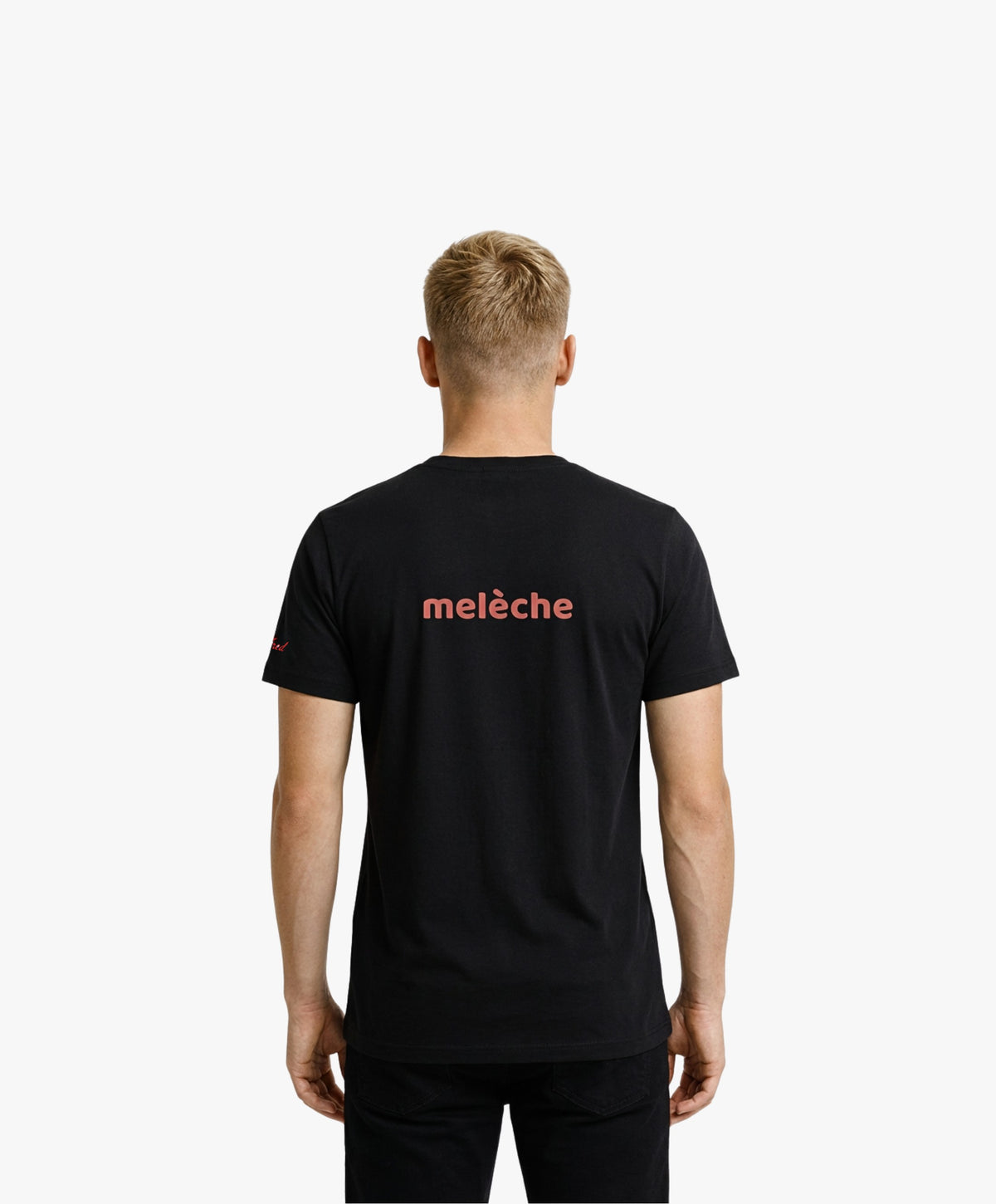 Vue de dos d’un homme portant un t-shirt classique noir Salut Fred avec melèche imprimé au centre du dos