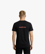 Vue de dos d’un homme portant un t-shirt classique noir Salut Fred avec melèche imprimé au centre du dos