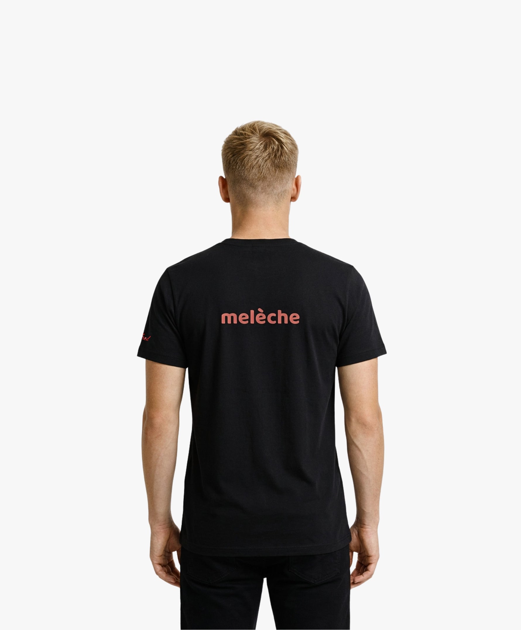 Vue de dos d’un homme portant un t-shirt classique noir Salut Fred avec melèche imprimé au centre du dos