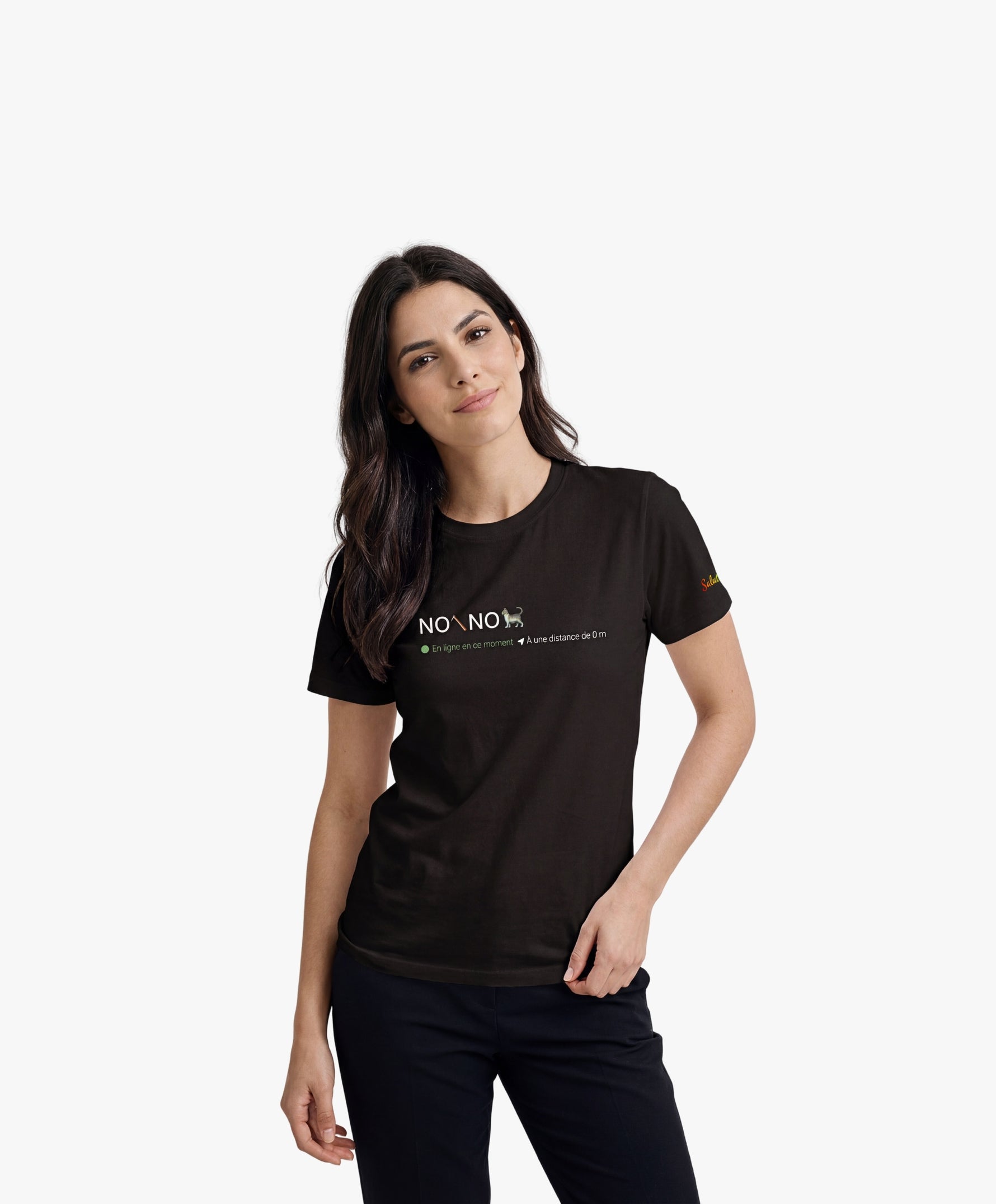 Vue de face d’une femme portant un t-shirt classique noir Salut Fred avec motif « No pic No Chat(te) », où « pic » et « Chat(te) » sont représentés par des emojis