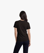 Vue de dos d’une femme portant un t-shirt classique noir Salut Fred