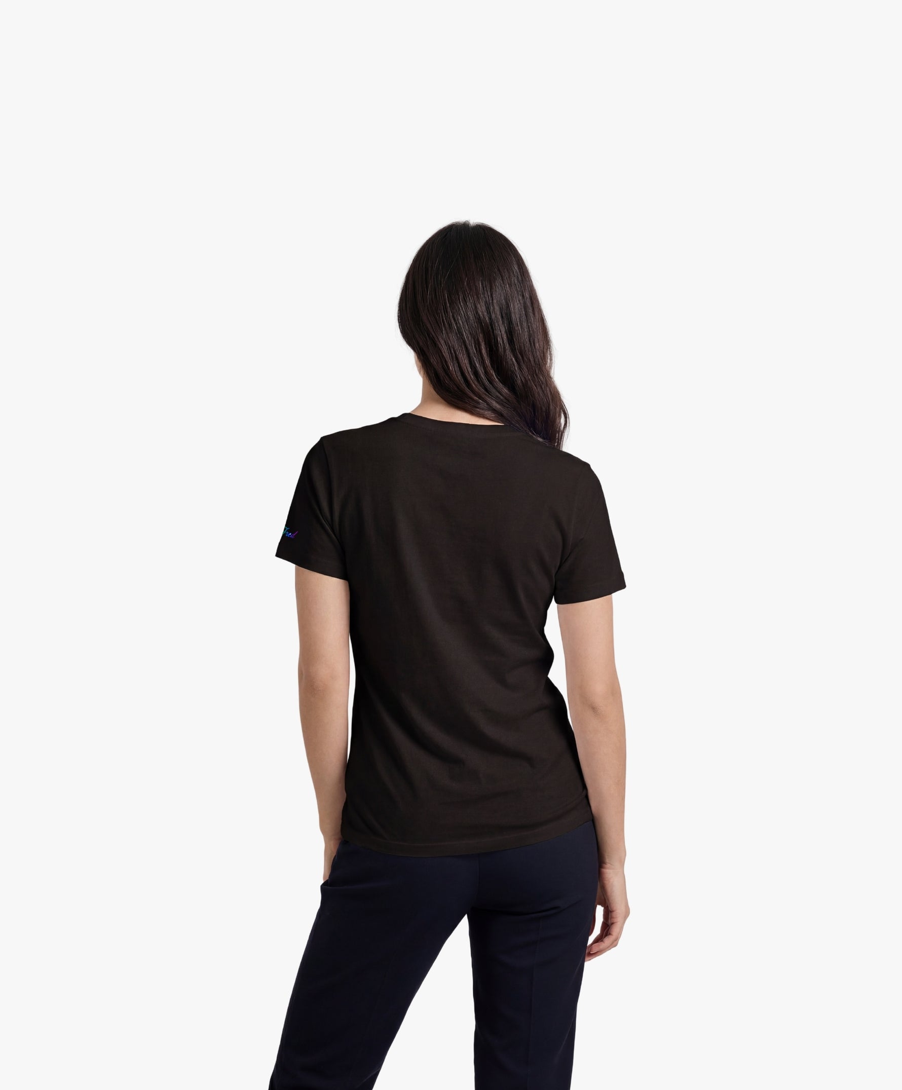 Vue de dos d’une femme portant un t-shirt classique noir Salut Fred