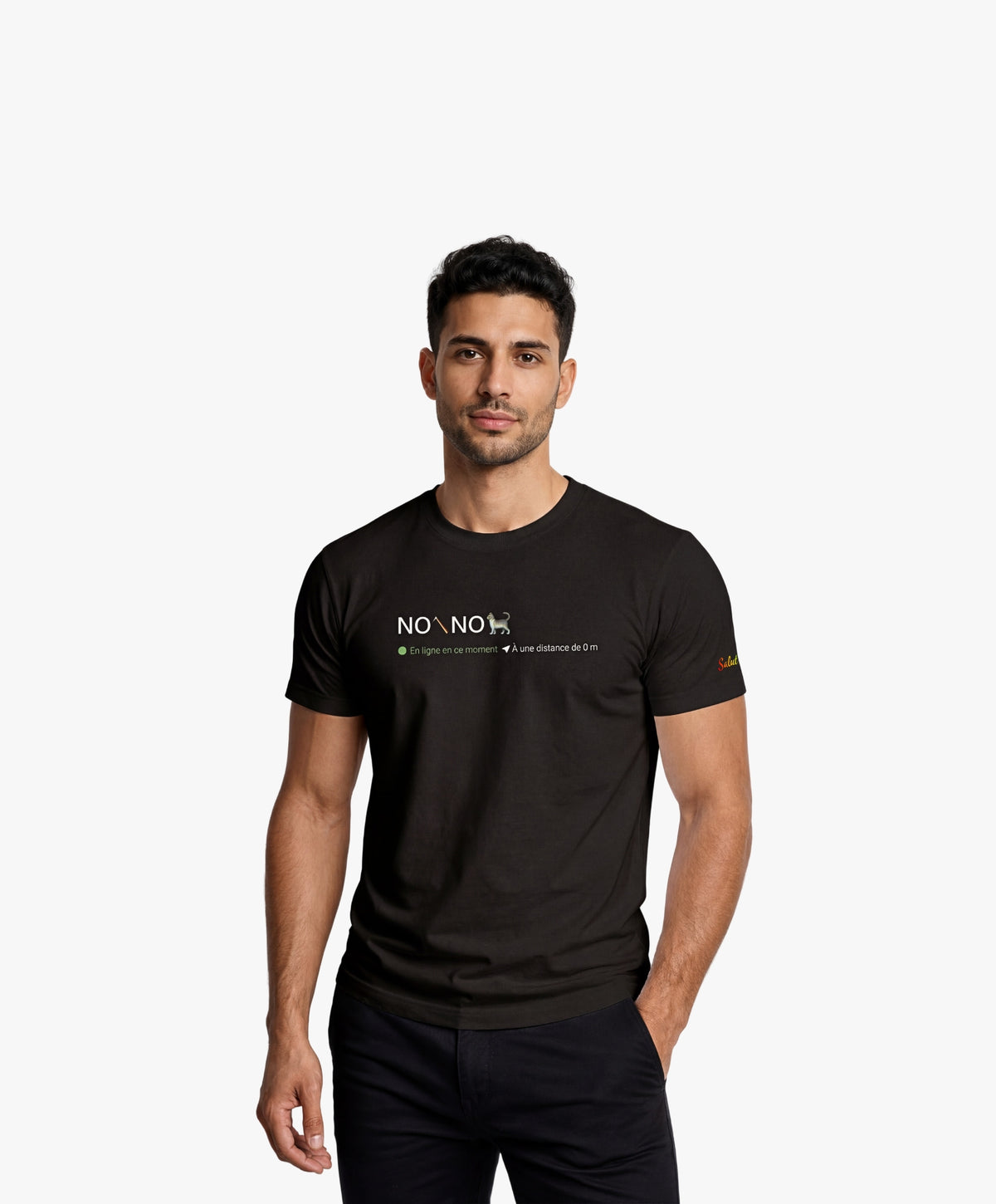 Vue de face d’un homme portant un t-shirt classique noir Salut Fred avec motif « No pic No Chat(te) », où « pic » et « Chat(te) » sont représentés par des emojis