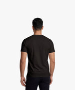 Vue de dos d’un homme portant un t-shirt classique noir Salut Fred