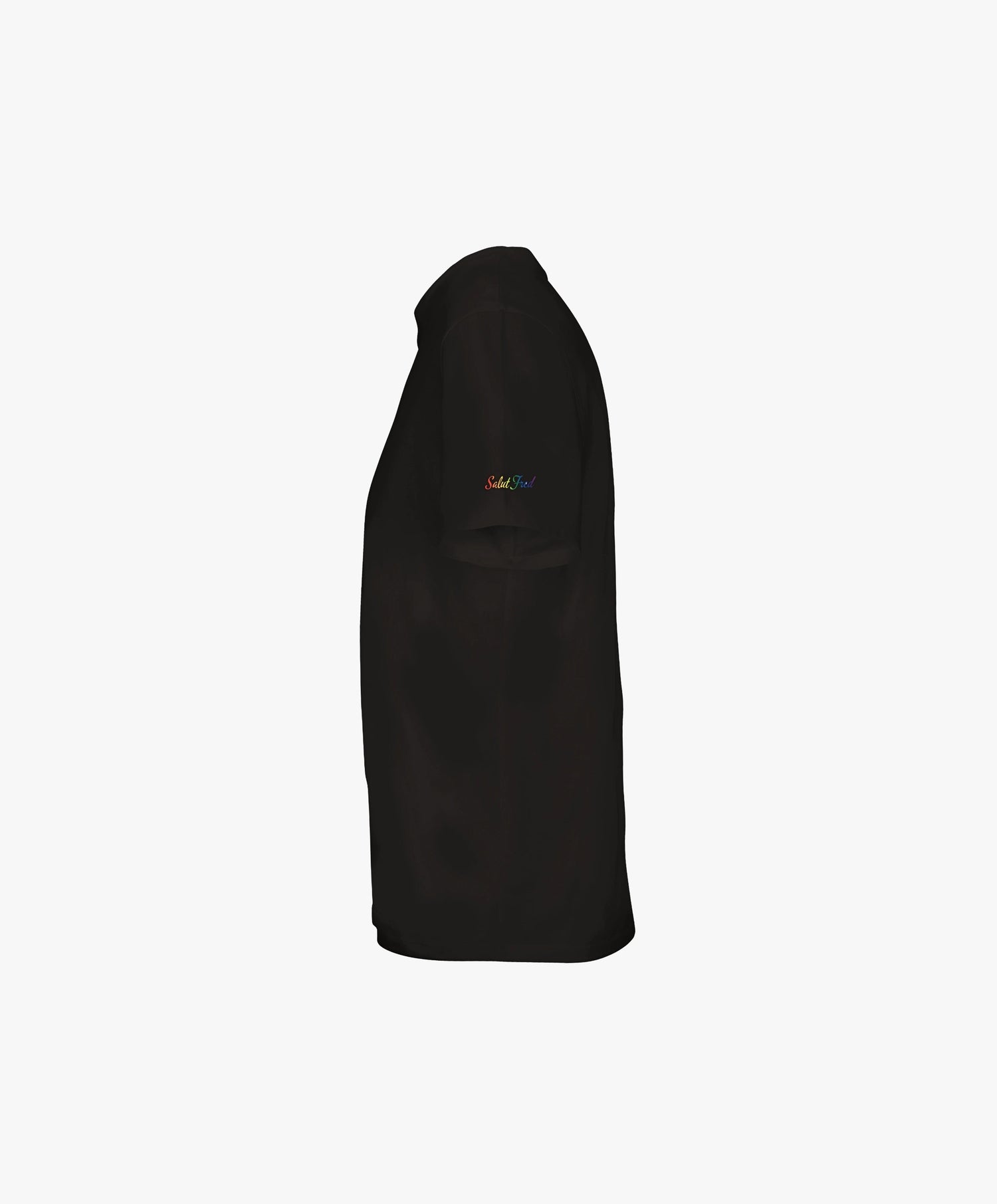 Vue côté gauche du t-shirt classique noir Salut Fred avec slogan multicolore imprimé au centre de la poitrine et logo Salut Fred arc-en-ciel sur la manche gauche