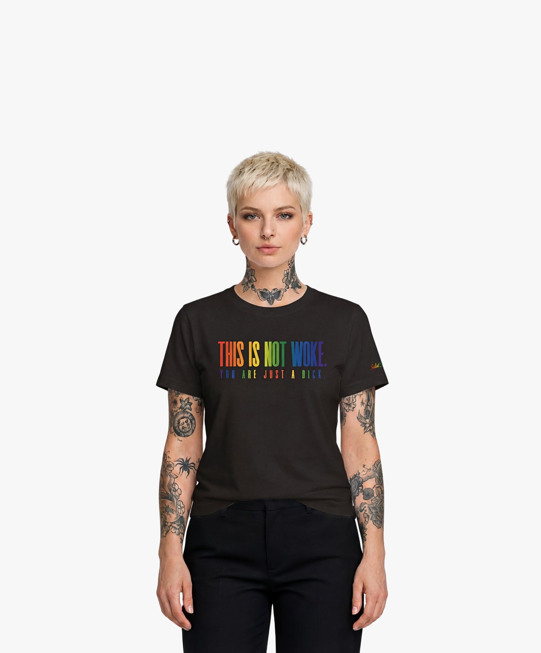 Vue de face d’une femme portant un t-shirt classique noir Salut Fred de la collection Pride « This is not woke. You are just a dick. » avec slogan multicolore imprimé au centre de la poitrine