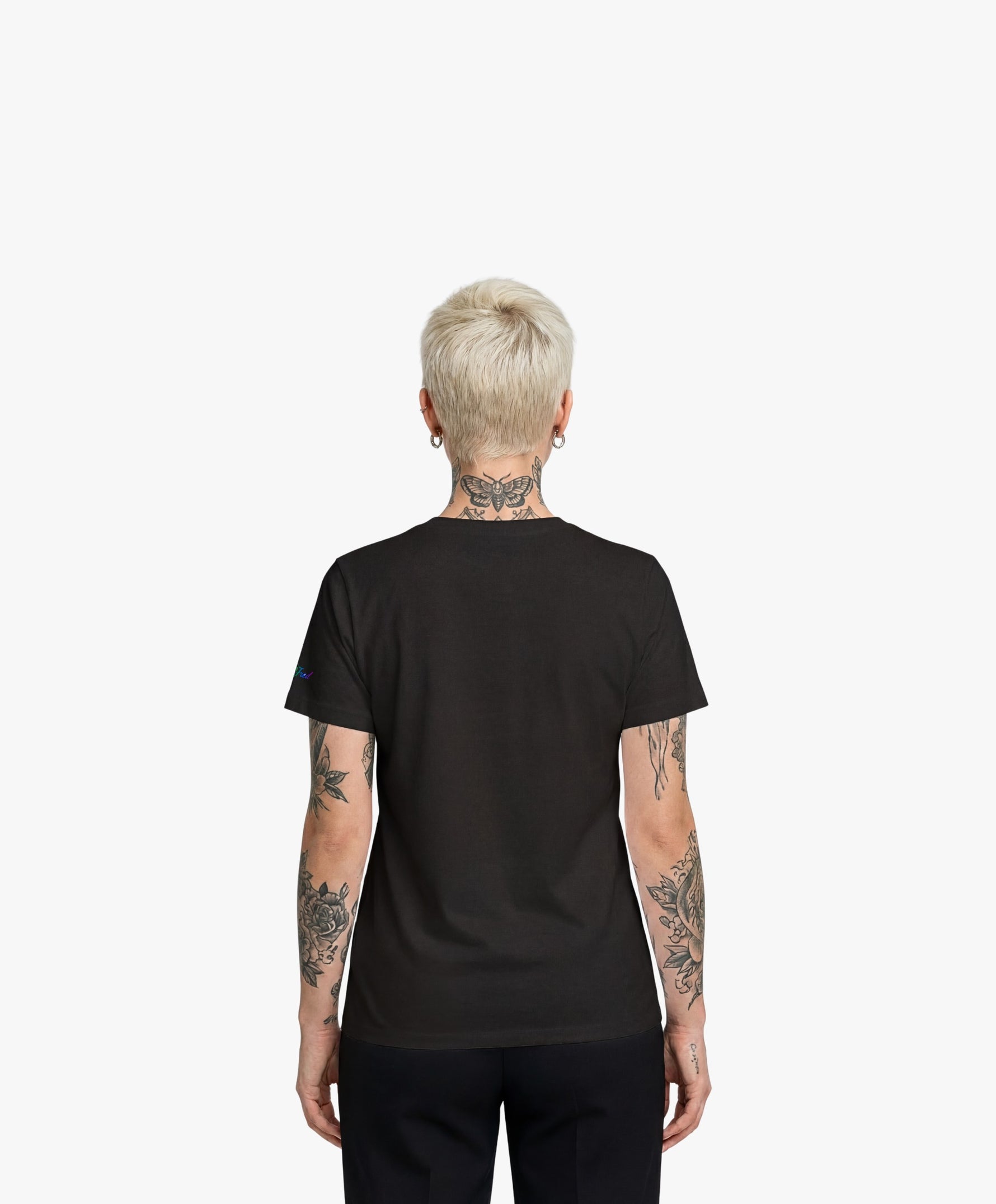 Vue de dos d’une femme portant un t-shirt classique noir Salut Fred de la collection Pride « This is not woke. You are just a dick. »