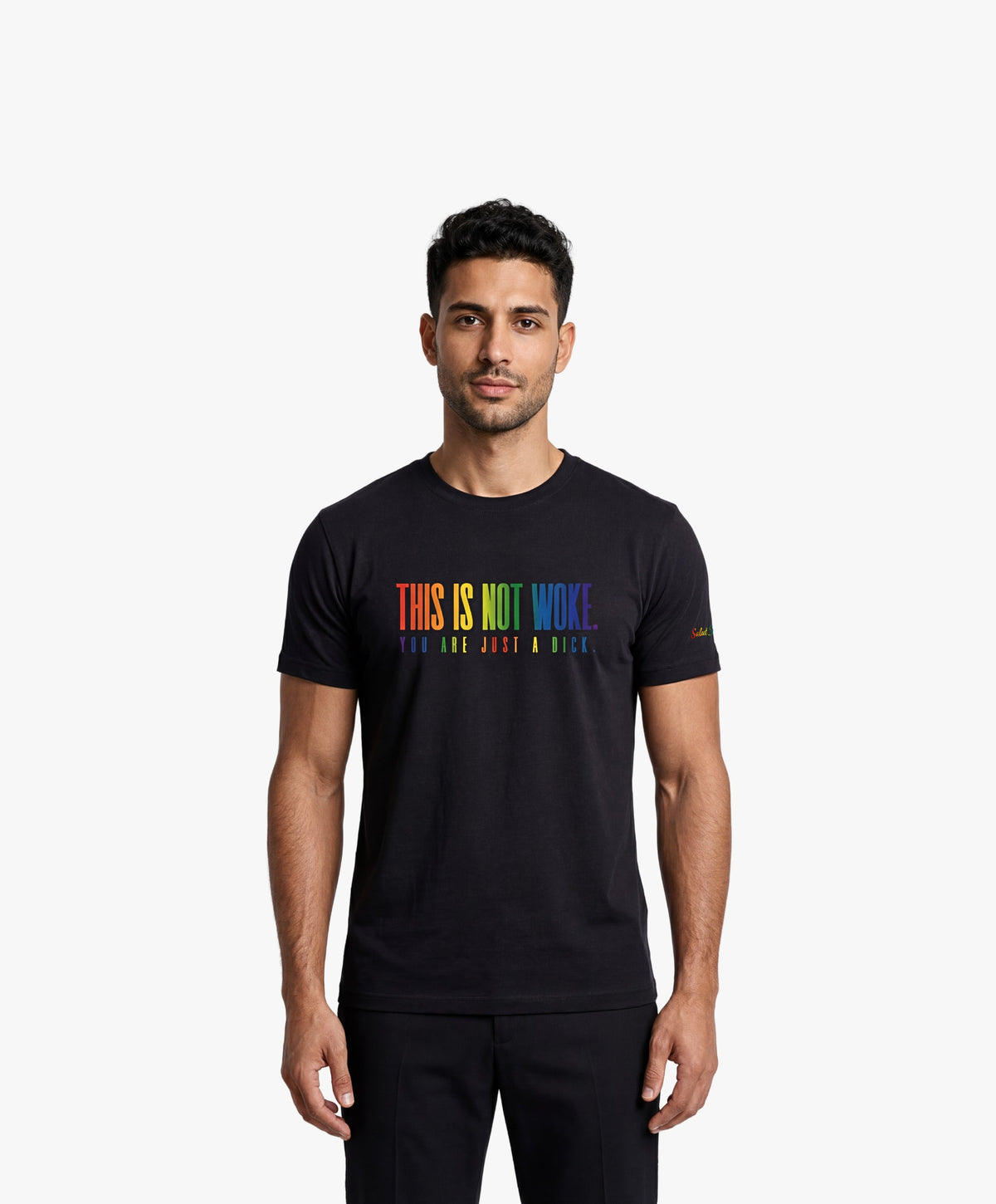 Vue de face d’un homme portant un t-shirt classique noir Salut Fred de la collection Pride « This is not woke. You are just a dick. » avec slogan multicolore imprimé au centre de la poitrine