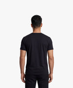 Vue de dos d’un homme portant un t-shirt classique noir Salut Fred de la collection Pride « This is not woke. You are just a dick. »