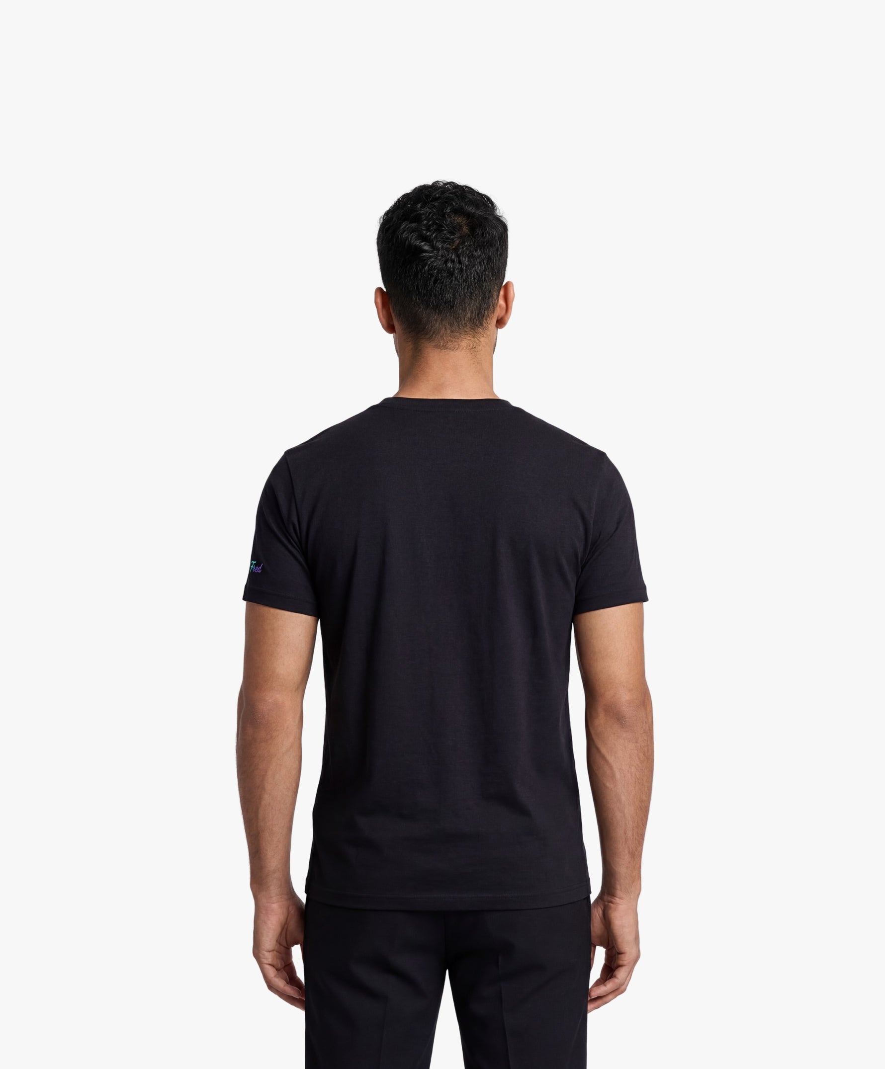 Vue de dos d’un homme portant un t-shirt classique noir Salut Fred de la collection Pride « This is not woke. You are just a dick. »