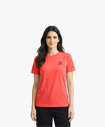 Vue de face d’une femme portant un t-shirt classique orange coquelicot Salut Fred avec monogramme SF brodé sur la poitrine gauche