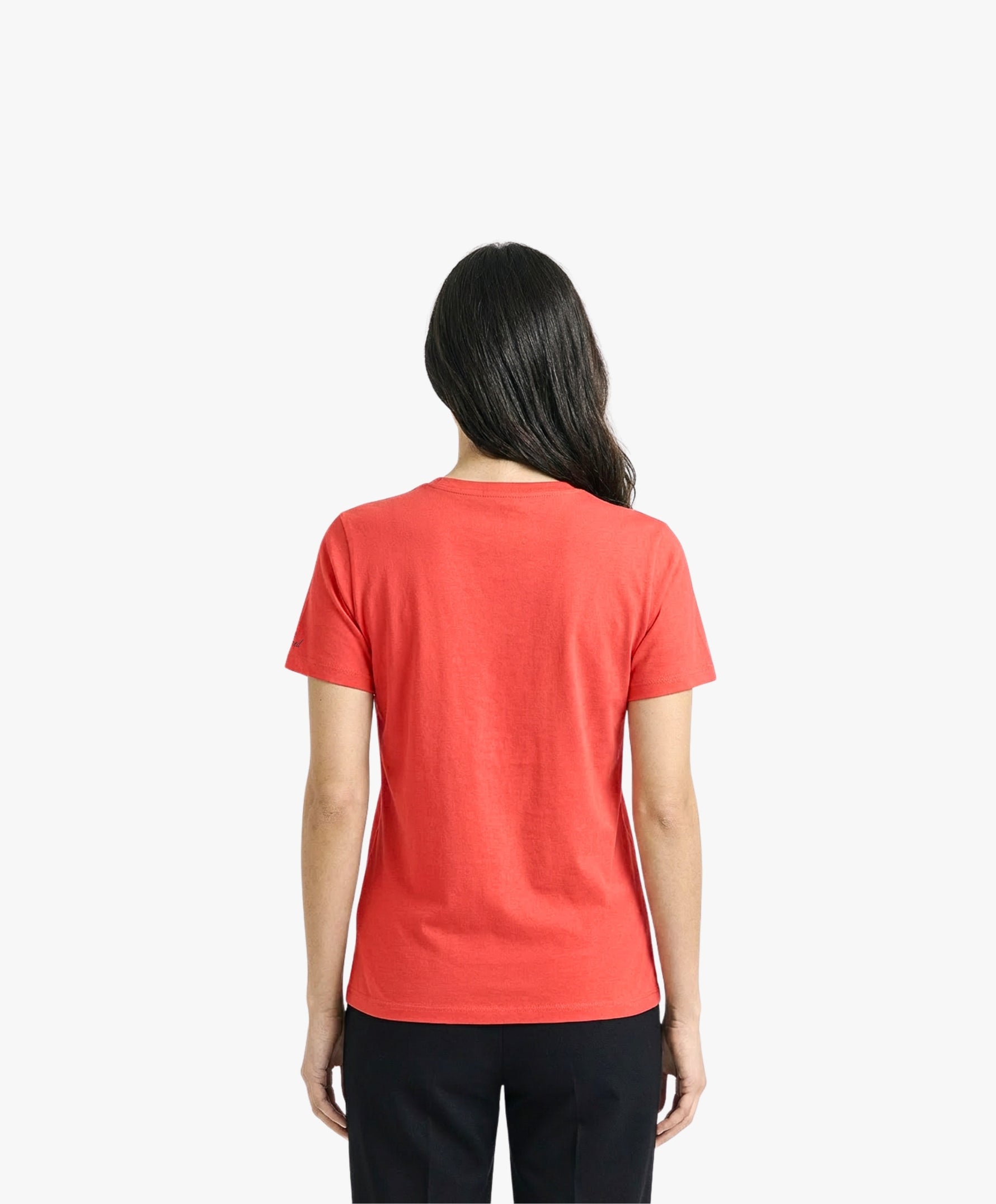 Vue de dos d’une femme portant un t-shirt classique orange coquelicot Salut Fred
