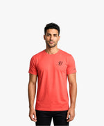 Vue de face d’un homme portant un t-shirt classique orange coquelicot Salut Fred avec monogramme SF brodé sur la poitrine gauche