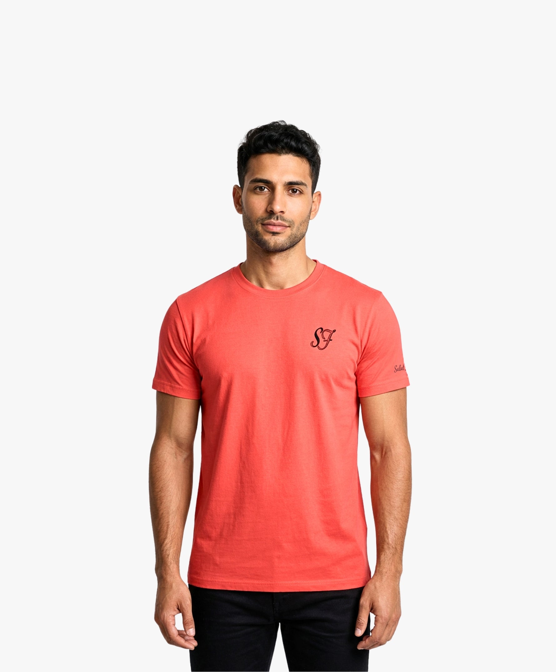 Vue de face d’un homme portant un t-shirt classique orange coquelicot Salut Fred avec monogramme SF brodé sur la poitrine gauche