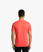 Vue de dos d’un homme portant un t-shirt classique orange coquelicot Salut Fred