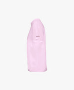 Vue côté gauche du t-shirt classique rose poudré Salut Fred avec broderie Salut Fred sur la manche gauche
