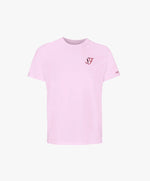 Vue de face du t-shirt classique rose poudré Salut Fred avec monogramme SF brodé sur la poitrine gauche et broderie Salut Fred sur la manche gauche