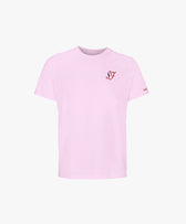 Vue de face du t-shirt classique rose poudré Salut Fred avec monogramme SF brodé sur la poitrine gauche et broderie Salut Fred sur la manche gauche